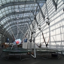 Stilleben mit Trampolin und Halle