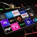 Logos verschiedner Streamingdienste auf dem Bildschirm eines Smartphones auf einer Tastatur