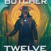 Cover Dresden Files 18 - Twelve Months: Mann mit langem dunklen Ledermantel, Hut und Stab vor magischem Symbol