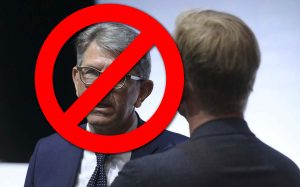 Wolfram Weimer mit "Durchfahrt Verboten"-Verkehtrsschild über Gesicht